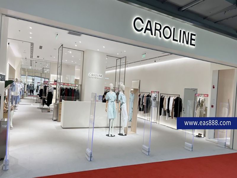 CAROLINE Clothing Store ले क्यूबिक ब्यूटी कपडा एन्टी-थेफ्ट उपकरण AM9800 स्थापना गर्दछ